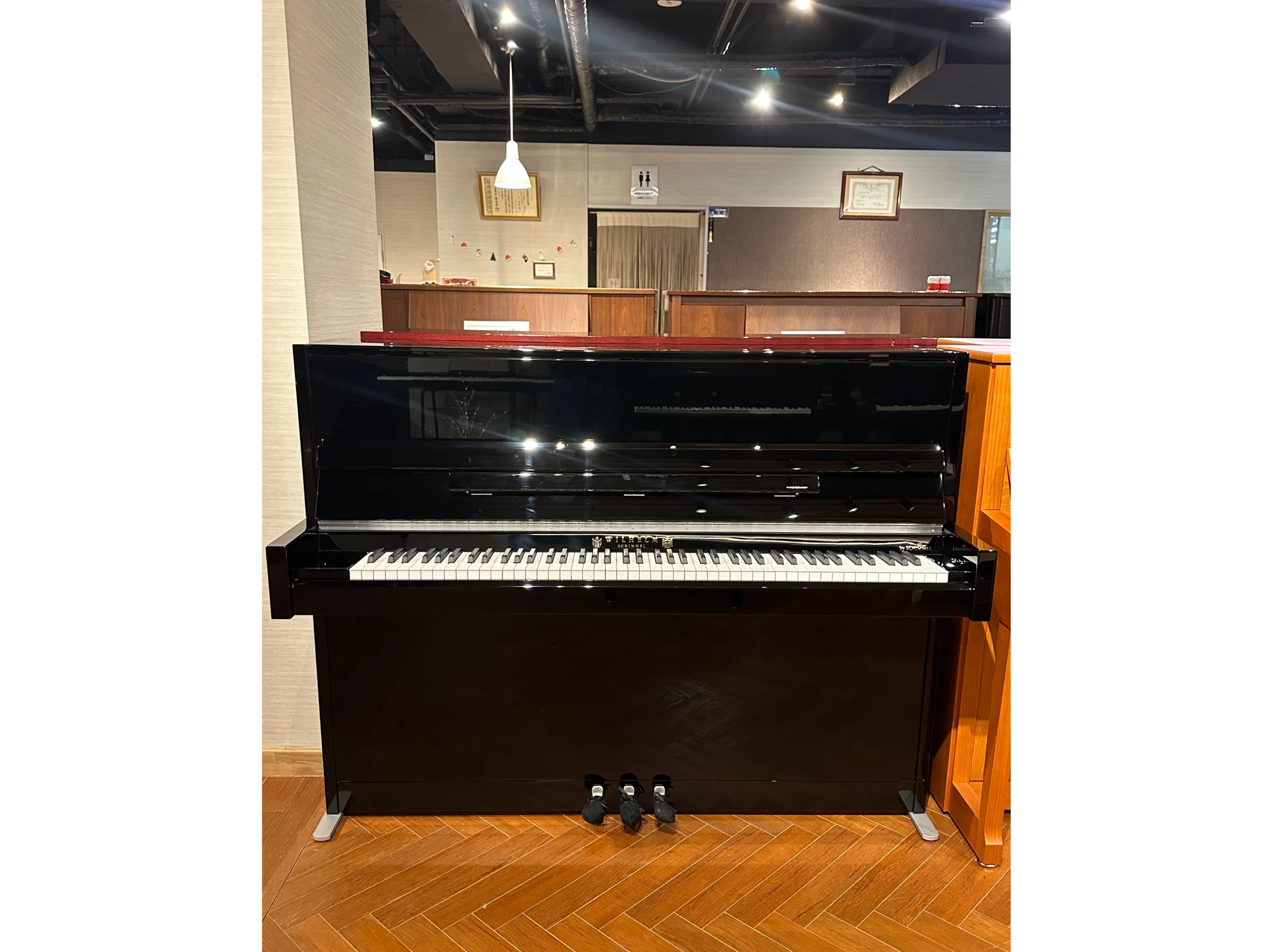 W114 Modern Ebony high gloss